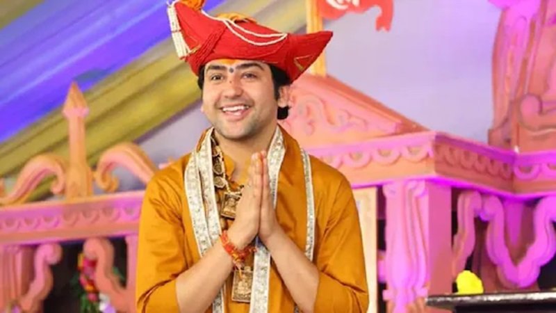 बाबा बागेश्वर की सरकारी प्लेन से यात्रा पर सियासी संग्राम…!