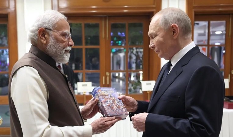 PM Modi ने राष्ट्रपति पुतिन को भगवद गीता किया भेंट…!
