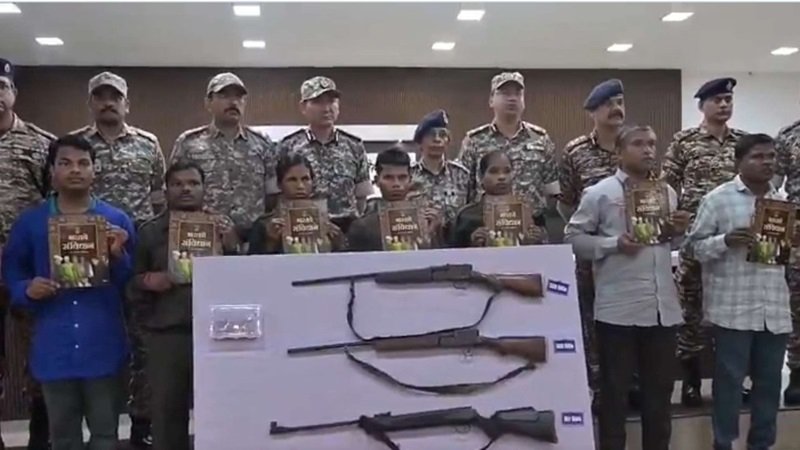 गडचिरोली में 82 लाख के 11इनामी माओवादी DGP के समक्ष आत्मसमर्पित