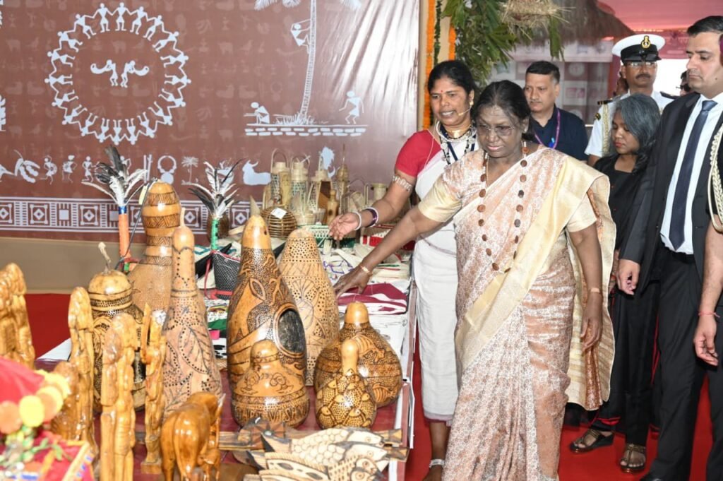 जनजातीय परंपराओं और संस्कृति पर आधारित प्रदर्शनी का राष्ट्रपति ने किया अवलोकन