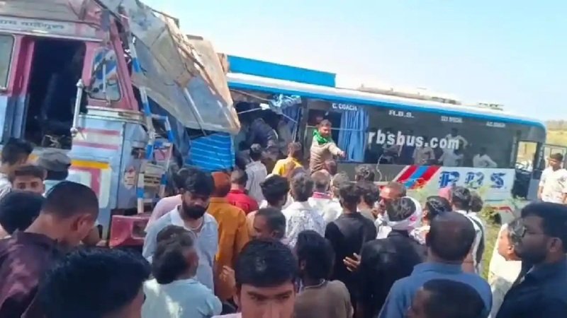 NH पर ट्रेलर और बस की जोरदार टक्कर…! बड़ा हादसा 4 यात्रियों की मौत…