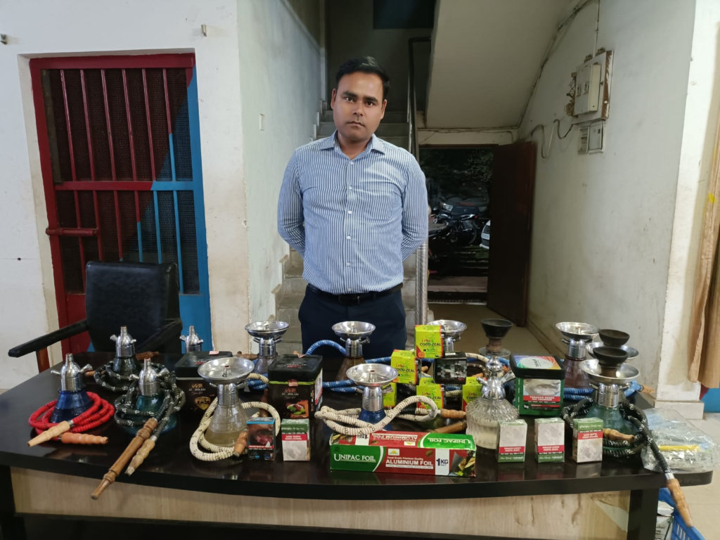 होटल की छत से भारी मात्रा में अवैध हुक्का जब्त,पैंट-चिलम सहित कैश बरामद