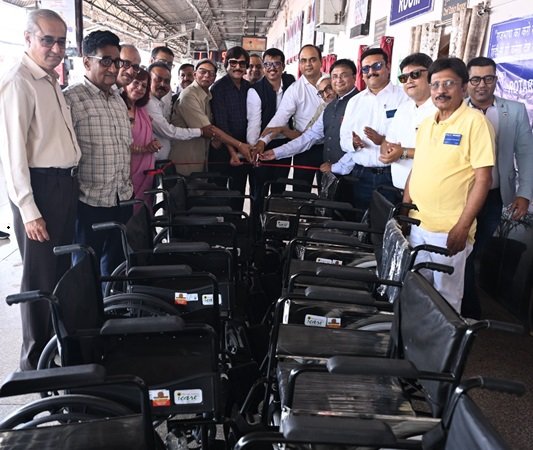 रोटरी ने दस व्हील चेयर रेलवे स्टेशन के यात्रियों की सुविधा के दान किये