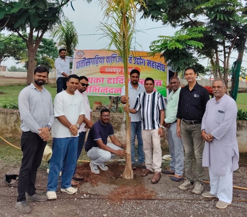 वृक्षारोपण कर पर्यावरण संरक्षण का लिया संकल्प
