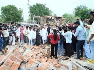 नकटी गांव विस्थापितों का उग्र प्रदर्शन, मंत्री बंगले का घेराव और नारेबाजी