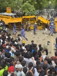 जंतर-मंतर से हटाए गए प्रदर्शनकारी, संसद मार्च के दौरान पुलिस की सख्ती