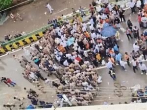 भाजपा-कांग्रेस आमने-सामने, राजधानी में प्रदर्शन के दौरान तनाव