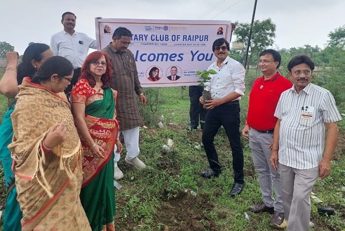 प्रकृति संरक्षण के लिए रोटरी क्लब ऑफ रायपुर ने किया पौधारोपण