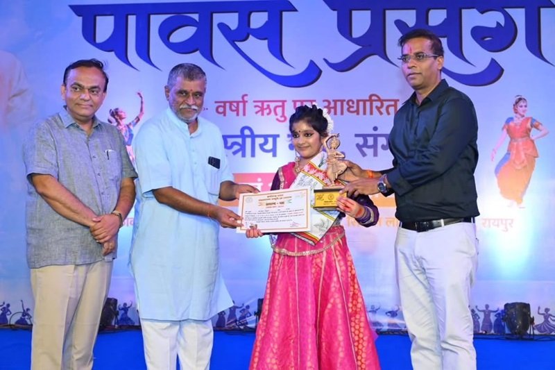 पावस प्रसंग में नन्हीं नृत्यांगना आशिका सिंघल की मनमोहक कथक प्रस्तुति