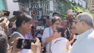 ममता बनर्जी की कार पर पत्थरबाजी -साथ ही फेके जूते