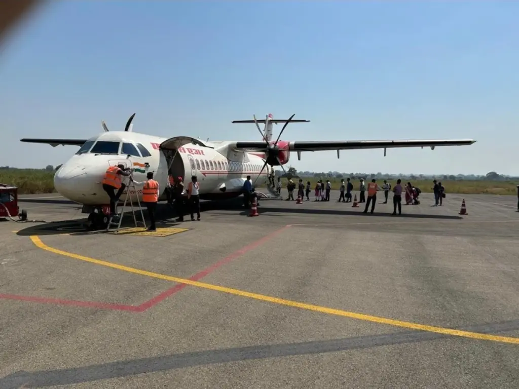 बिलासपुर एयरपोर्ट में एक माह से खड़े विमान को ठीक होने में दो महीने और लगेंगे