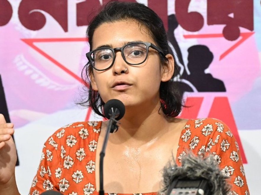 AISA अध्यक्ष नेहा बोरा ने पीस बॉन्ड पर साइन करने से किया इनकार, विरोध दबाने का लगाया आरोप