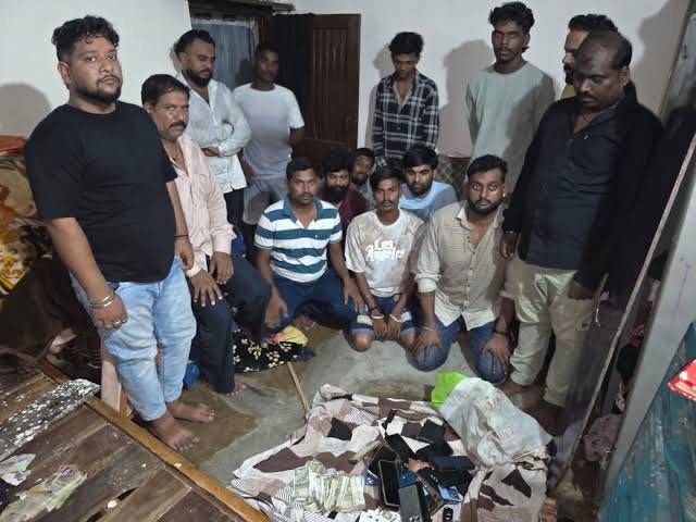 भिलाई रूआबांधा में जुआ खेलते 7 लोग गिरफ्तार, 6,100 रुपये जब्त
