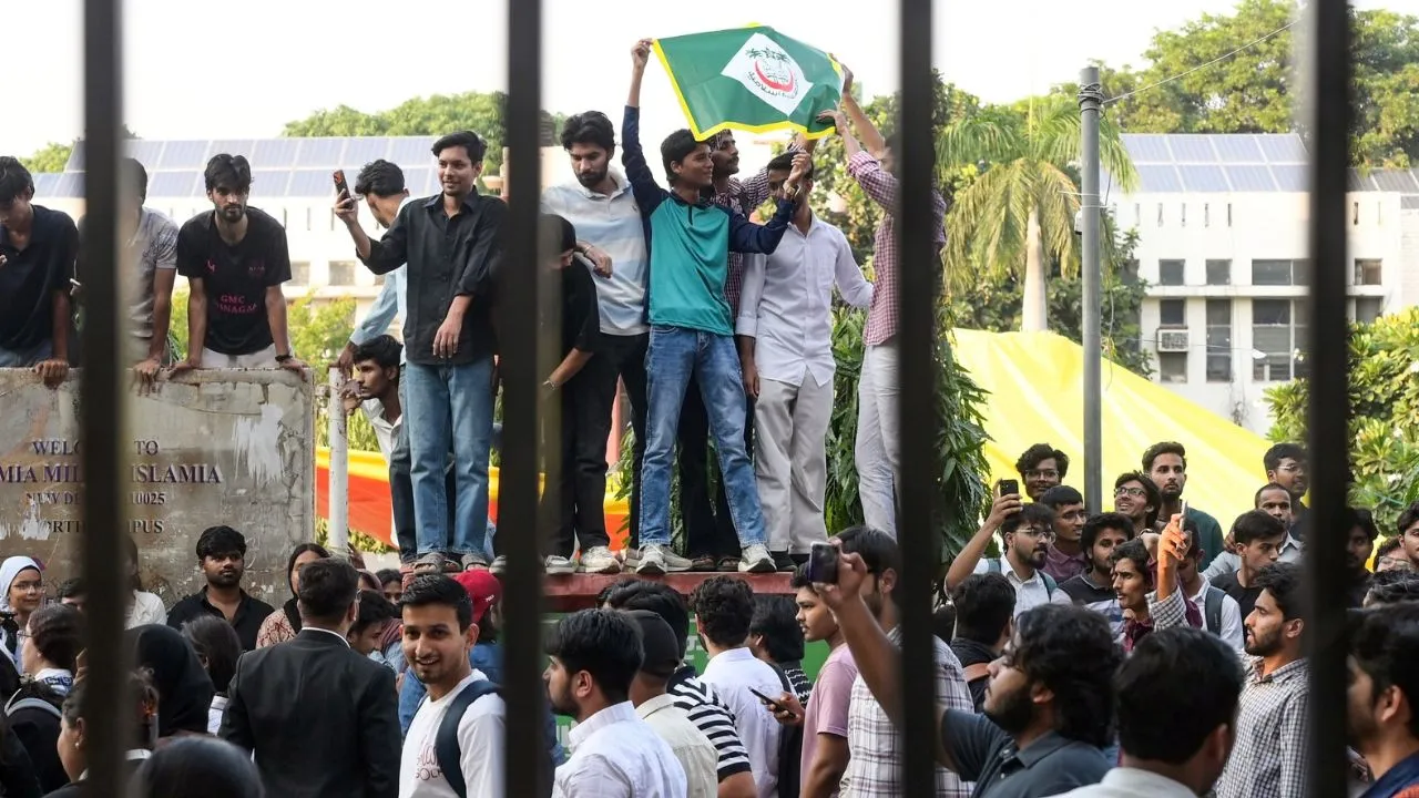 Jamia University: जामिया विवाद में तीन सांसदों पर FIR, छात्र आंदोलन के बीच जामिया में विवाद