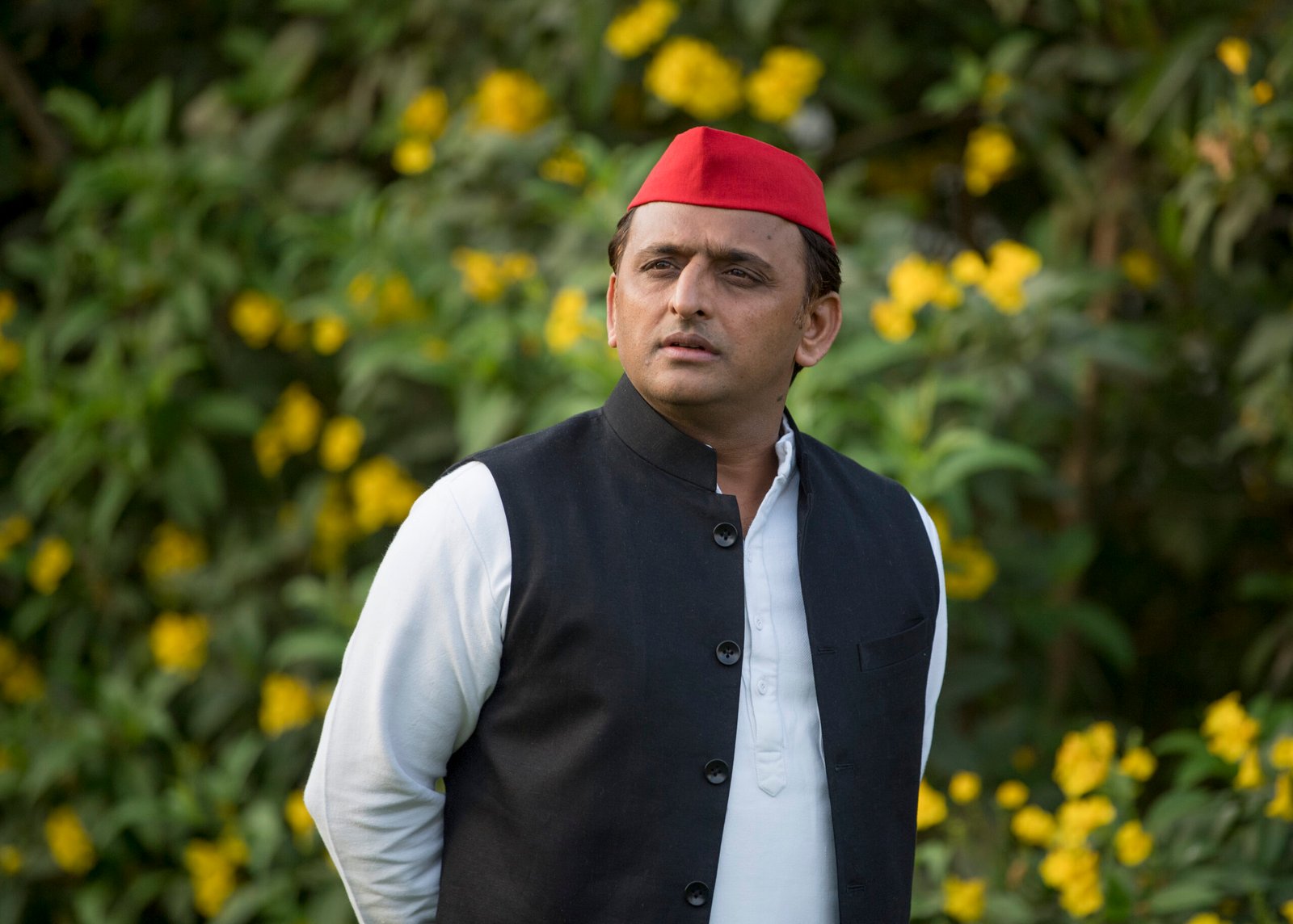 अखिलेश यादव के लंच से गायब रहने पर सियासी चर्चा