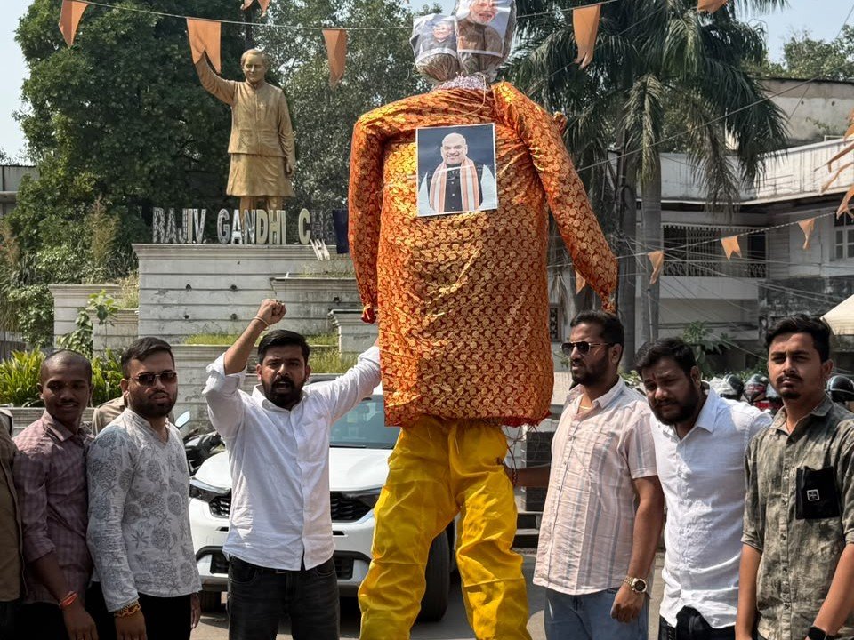 रायपुर में NSUI का प्रदर्शन, PM मोदी और मुख्य निर्वाचन आयुक्त के 21 फीट के पुतले जलाए